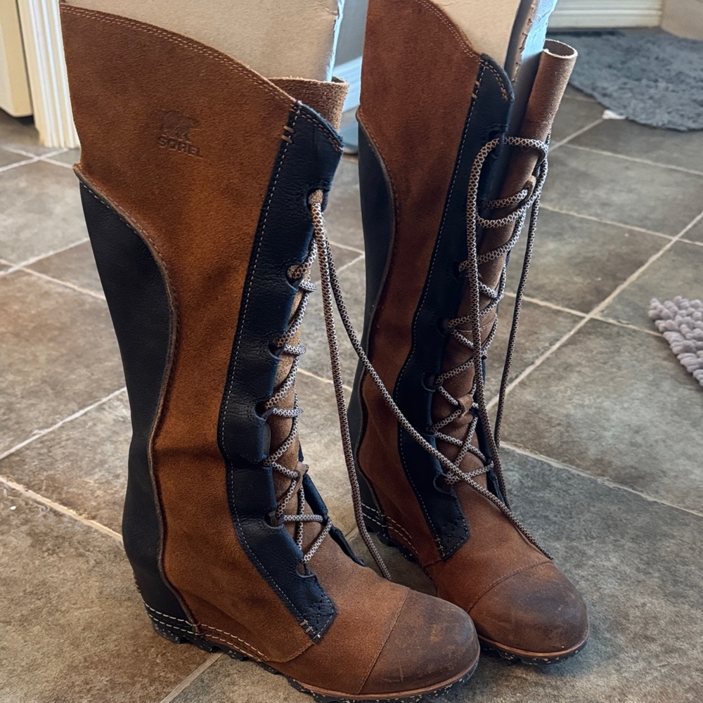 Sorel Women's Joan Of Artic Tan and Black Lace-Up Boots